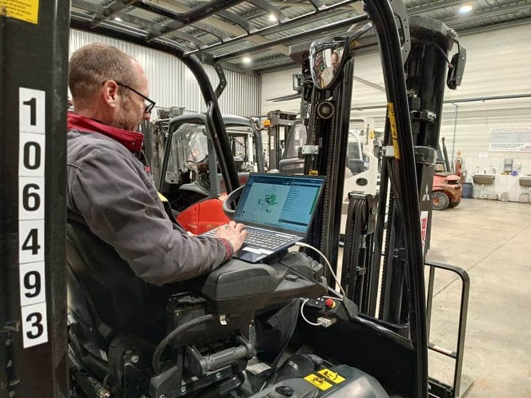 Audit d'un technicien de maintenance qui réalise un audit sur un chariot élévateur Manitou