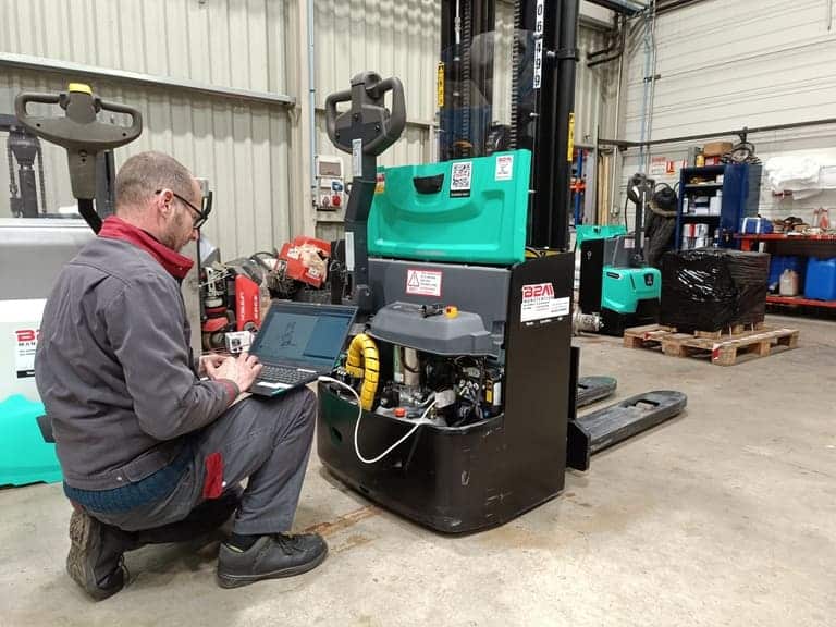Image d'un technicien de maintenance qui effectue un audit sur un gerbeur Mitsubishi Forklift