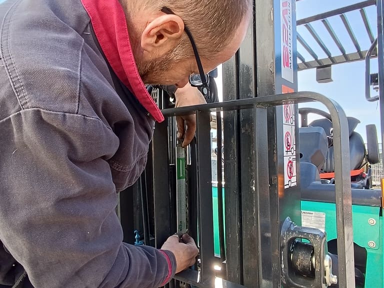 Image d'un technicien durant le contrôle VGP d'un chariot élévateur Mitsubishi Forklift