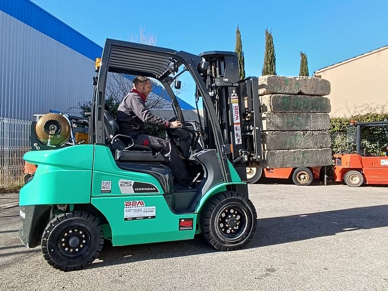 Image d'un technicien SAV durant le contrôle VGP d'un chariot élévateur Mitsubishi Forklift