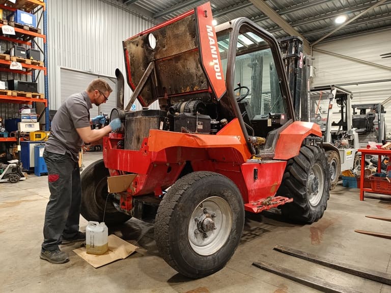 Image d'un chariot élévateur Manitou en cours de dépannage et réparation au sein de l'atelier B2M Manutention