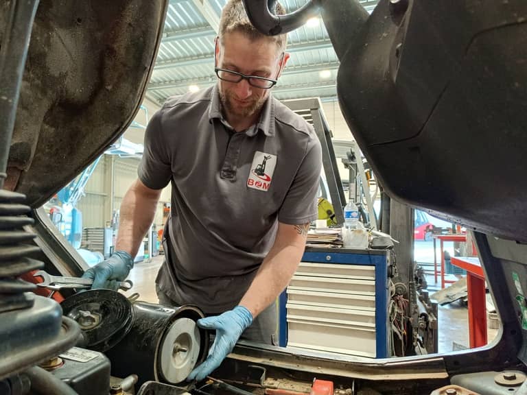 Image d'un technicien qui réalise l'entretien d'un chariot élévateur Fenwick