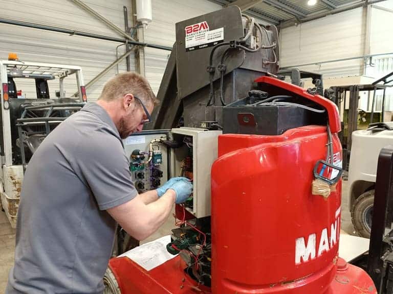 Image d'un technicien SAV durant la maintenance d'une nacelle élévatrice