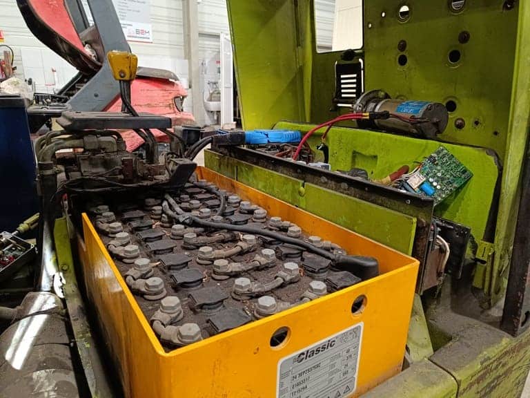 Image d'une batterie de chariot élévateur en cours d'entretien