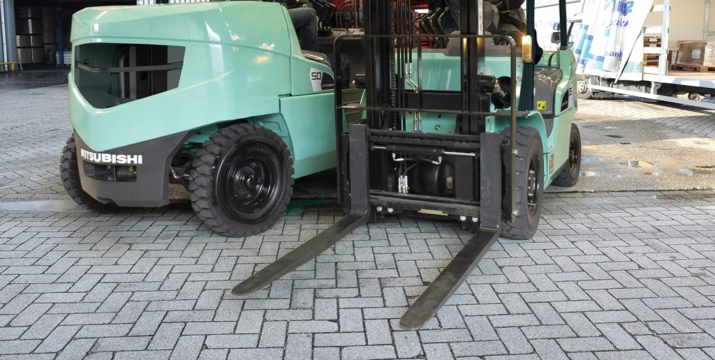 Image de deux chariots élévateurs Mitsubishi Forklift munis de leurs fourches