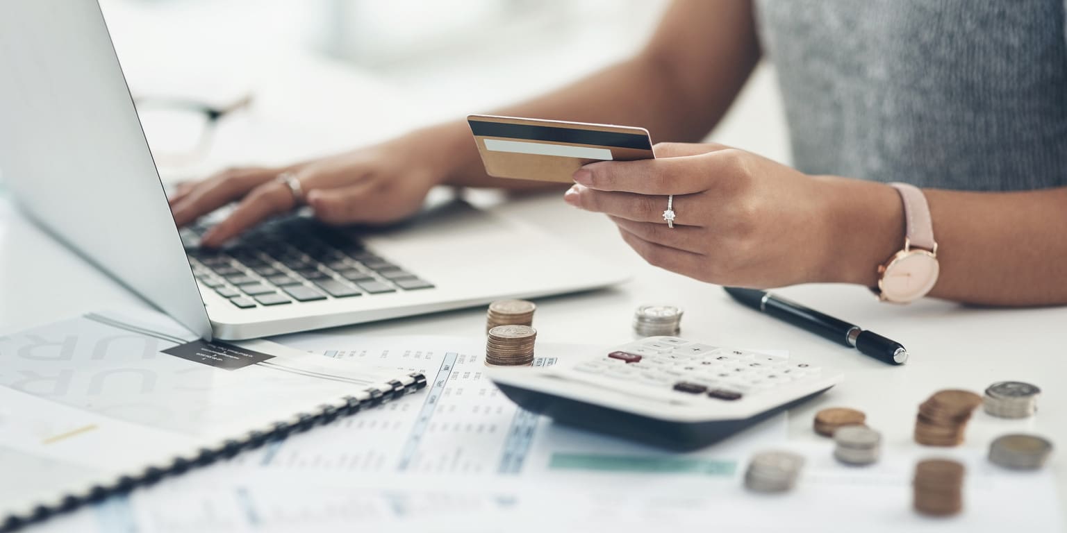 Image d'une femme réalisant la comptabilité et le paiement d'une facture