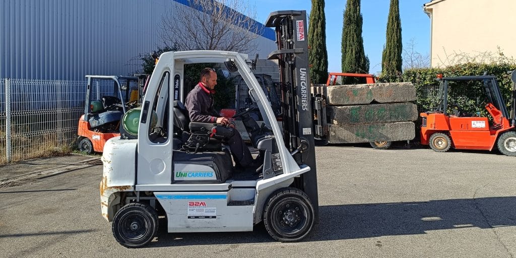 Image d'un technicien SAV durant la remise en service d'un chariot élévateur Unicarriers