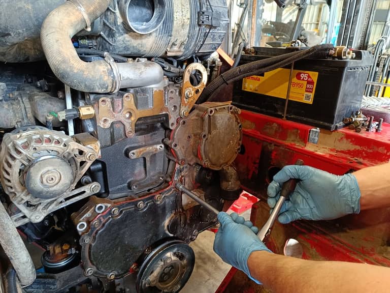 Image d'un technicien de maintenance intervenant sur le moteur d'un chariot élévateur Manitou