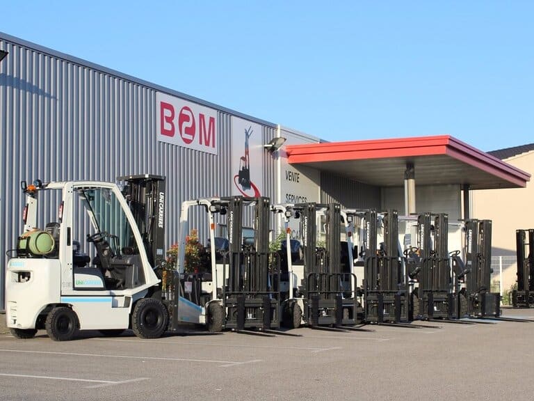 Image d'un parc de chariots élévateurs UniCarriers devant le bâtiment de B2M Manutention