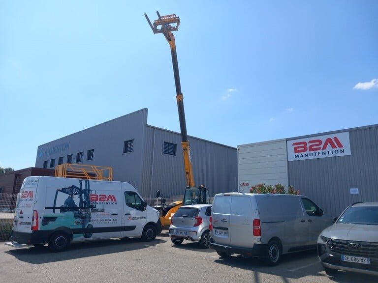 Image d'une nacelle devant le bâtiment de B2M Manutention