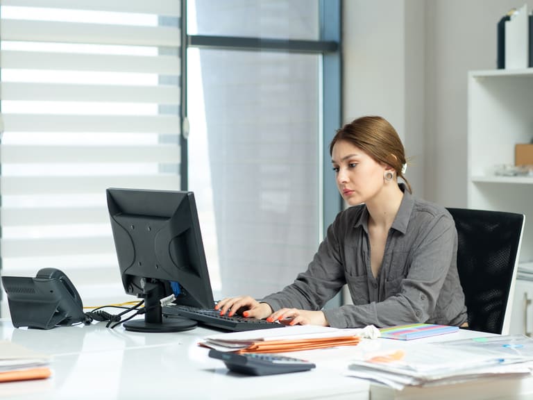 Image d'une comptable derrière son bureau