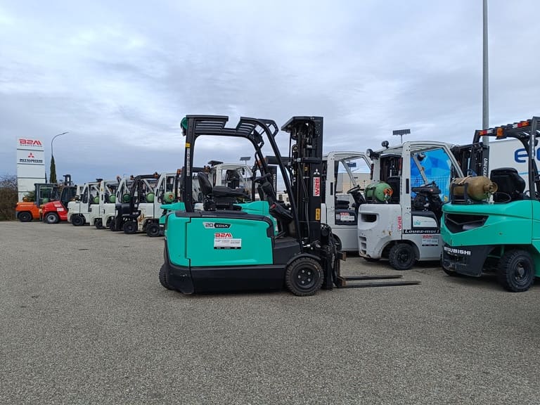 Image d'un chariot élévateur Mitsubishi Forklift sur le parc matériels de B2M Manutention