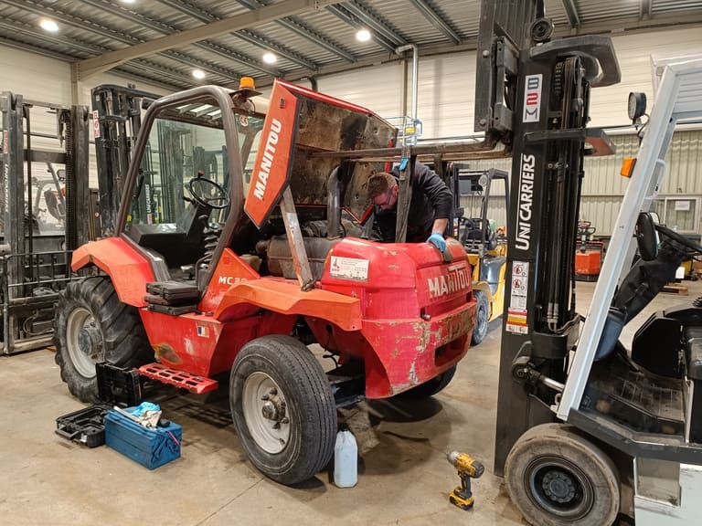 Image d'une remise en état d'un chariot élévateur Manitou par un technicien de maintenance B2M Manutention