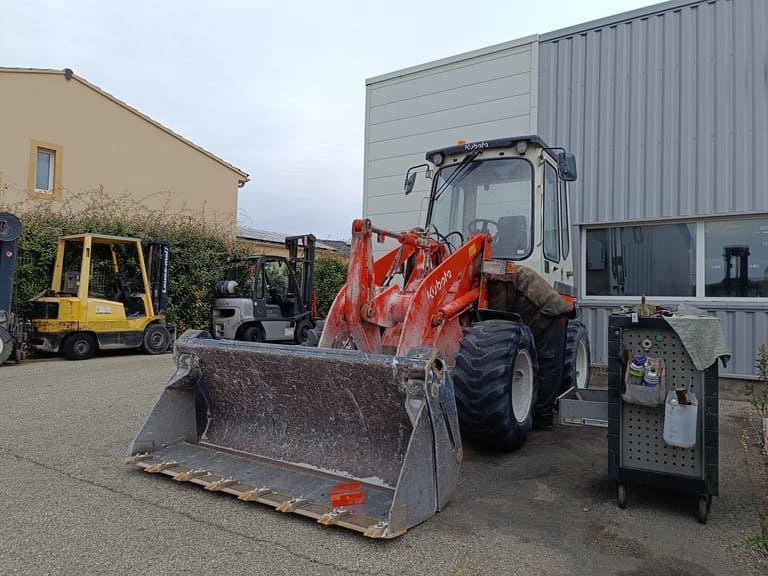 Image d'un tracteur avec comme accessoire un godet