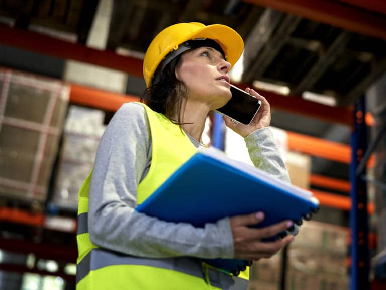 Image d'une femme réalisant un diagnostic de la sécurité sur le lieu de travail