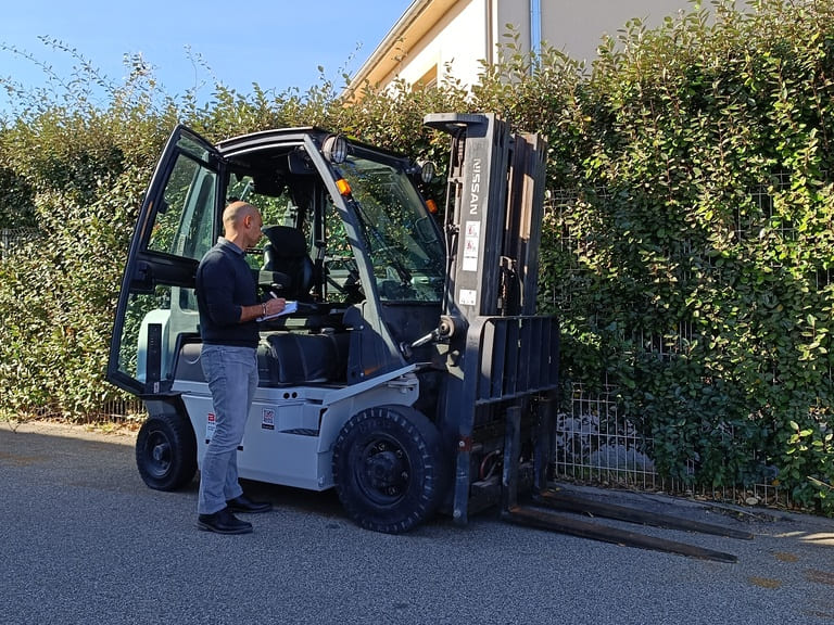 Image d'un commercial qui réalise le chiffrage d'un chariot élévateur pour sa mise en vente