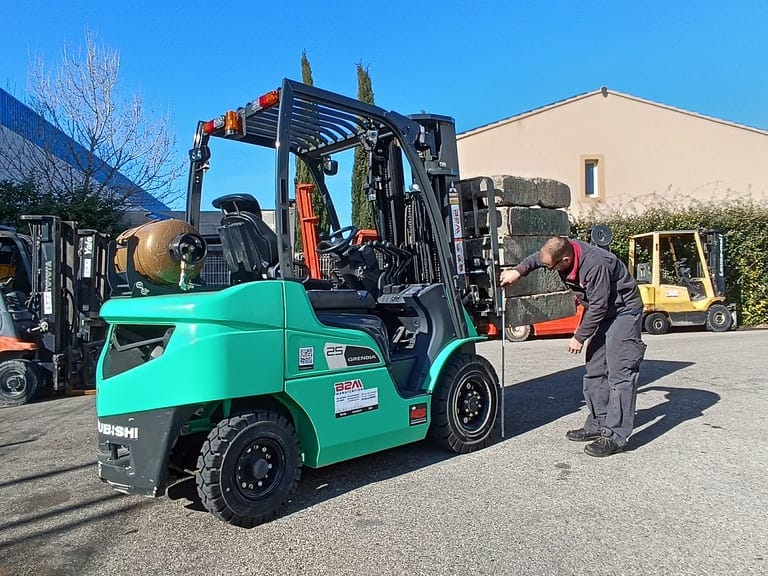 Image d'un technicien de maintenance durant le contrôle VGP d'un chariot élévateur Mitsubishi Forklift